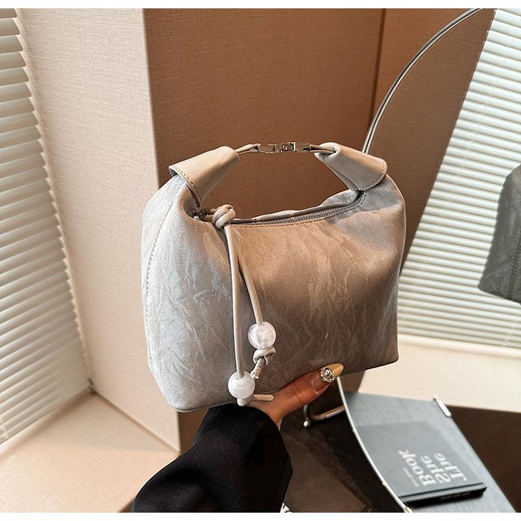 Handheld dumpling bag women s summer new niche design shoulder messenger bag high-end small bag срібний
Handheld dumpling bag women s summer new niche design shoulder messenger bag high-end small bag срібний