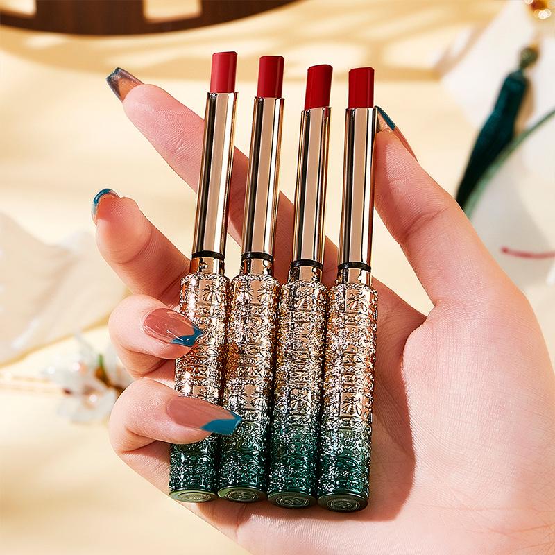 Yuli Yula Qinghe Rhyme Lipstick: Velvet matte, moisturizing, long-lasting, brightening, slim tube design, fade-resistant.
Yuli Yula Qinghe Rhyme Lipstick: Velvet matte, moisturizing, long-lasting, brightening, slim tube design, fade-resistant.