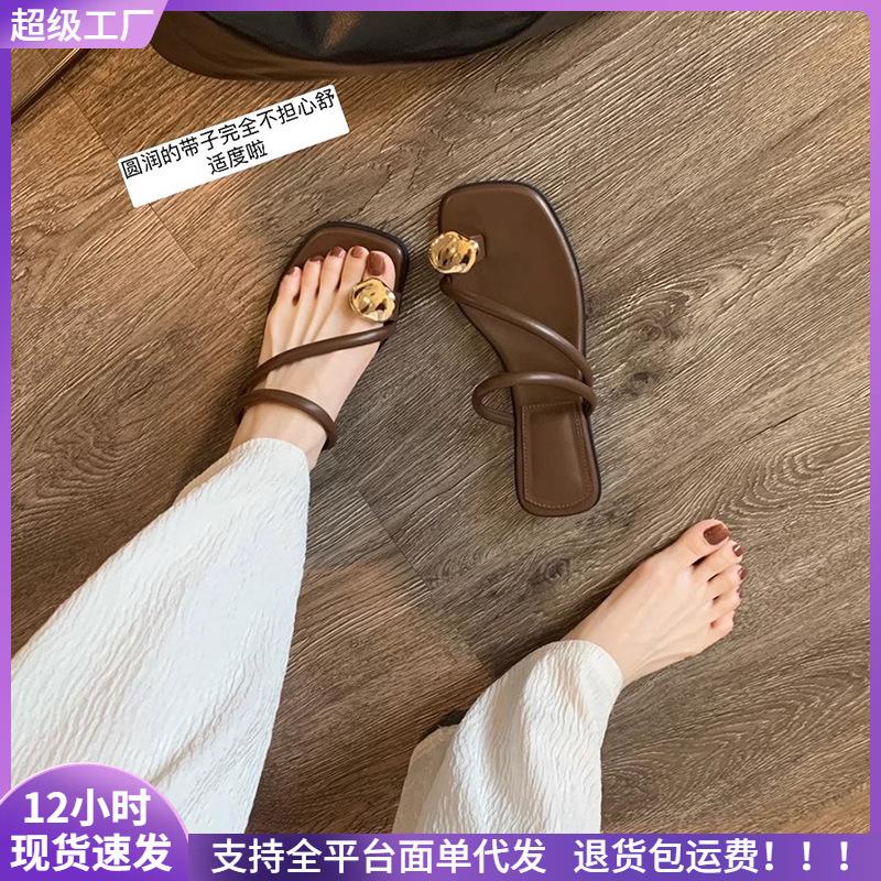 Summer new herringbone flat bottom square head word with toe cool slippers women 35 чорний
Summer new herringbone flat bottom square head word with toe cool slippers women 35 чорний