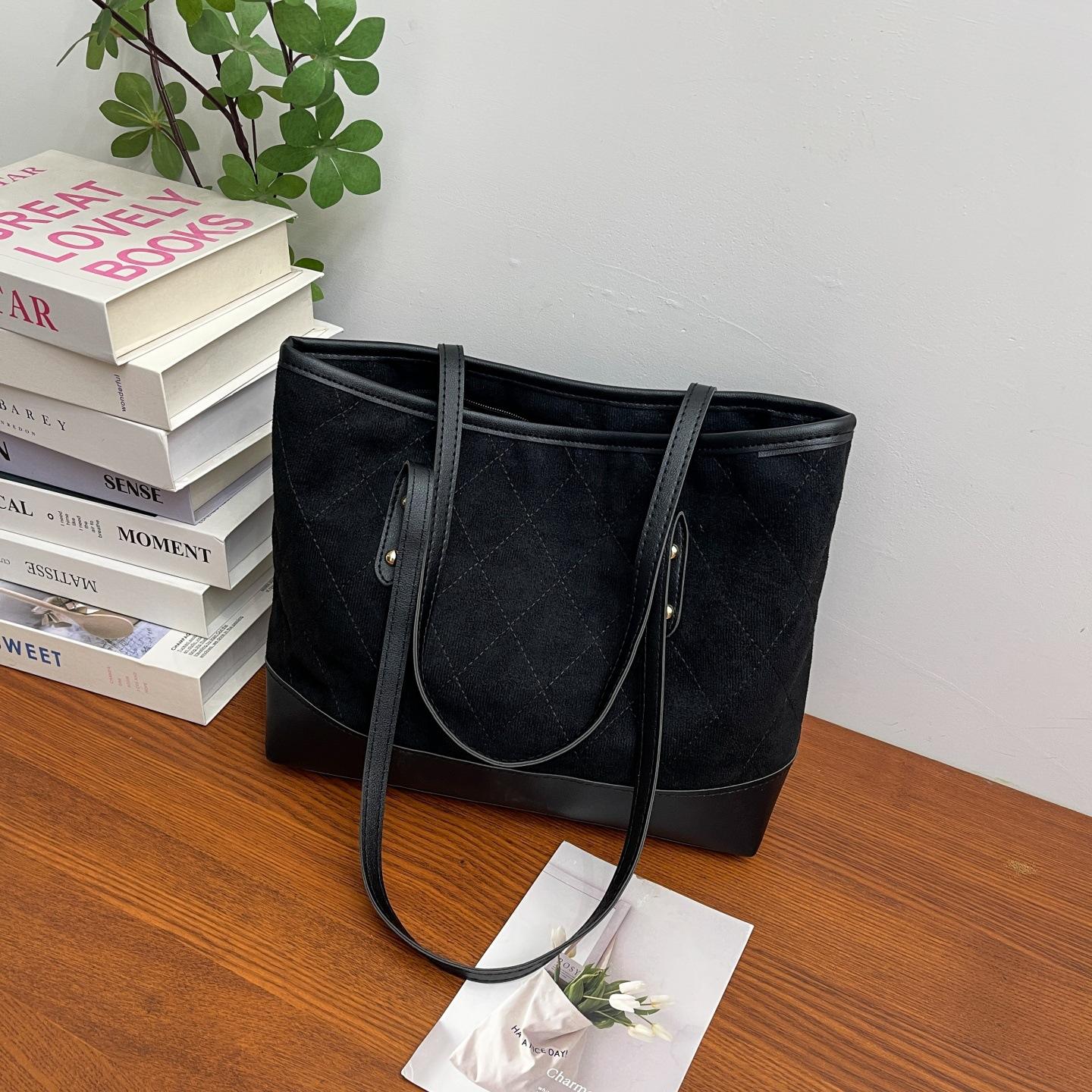 Fashion shoulder bag contrasting color large capacity tote casual personality shoulder tote bag cute atmosphere tote bag
Fashion shoulder bag contrasting color large capacity tote casual personality shoulder tote bag cute atmosphere tote bag