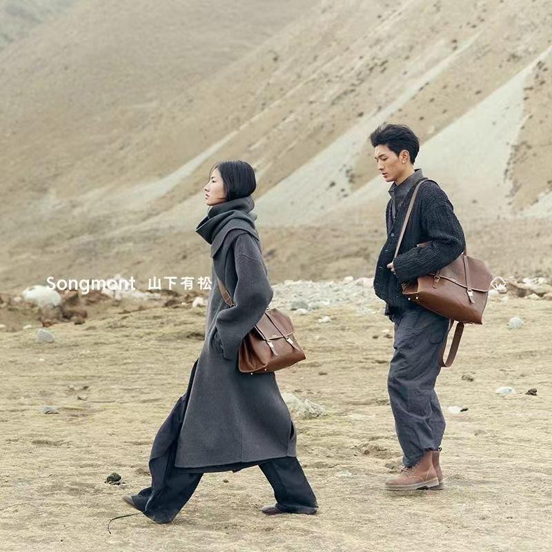 Mountain trip series travel briefcase gender-free retro vegetable tanned leather crossbody backpack
Mountain trip series travel briefcase gender-free retro vegetable tanned leather crossbody backpack