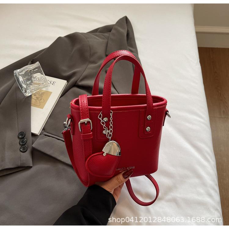 Популярная в этом году маленькая женская сумка весна-лето 2025 новая универсальная сумка-мессенджер корейская версия портативная мини-сумка-ведро
Популярная в этом году маленькая женская сумка весна-лето 2025 новая универсальная сумка-мессенджер корейская версия портативная мини-сумка-ведро