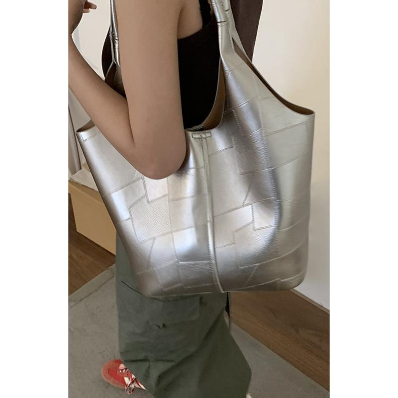Hand carry fashion casual tote bag women s summer trend simple versatile shoulder bag commuter armpit bag серебряный
Hand carry fashion casual tote bag women s summer trend simple versatile shoulder bag commuter armpit bag серебряный