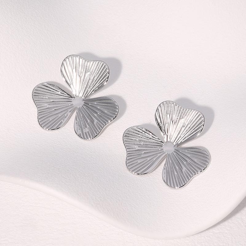Versatile European-American Style Petal Earrings: 18K Gold-Plated Stainless Steel with Pearl Inlay
Versatile European-American Style Petal Earrings: 18K Gold-Plated Stainless Steel with Pearl Inlay