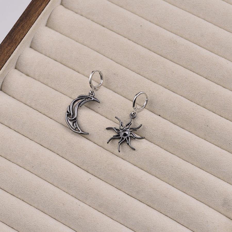 Asymmetrical Sun and Moon Clip On Earrings Unique Celestial Design Lightweight Metal Jewelry for Women and Girls one size чёрный
Asymmetrical Sun and Moon Clip On Earrings Unique Celestial Design Lightweight Metal Jewelry for Women and Girls one size чёрный