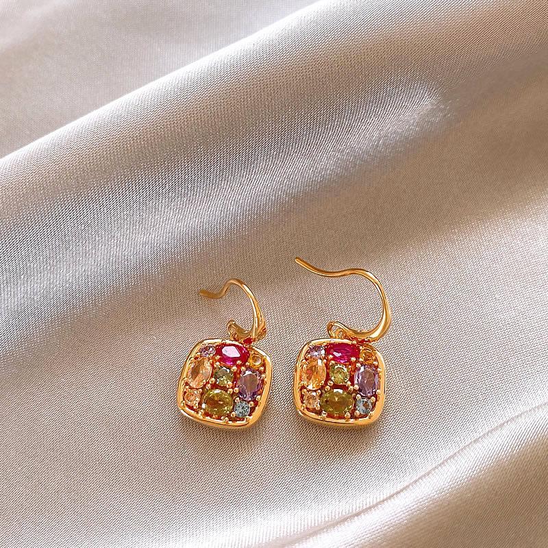 K real gold electroplated zircon square pendant, ear hook, retro court style fashion earrings, light luxury high-end earrings.
K real gold electroplated zircon square pendant, ear hook, retro court style fashion earrings, light luxury high-end earrings.