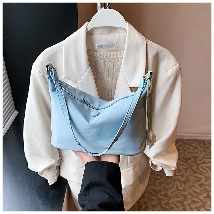 Niche simple 2025 new women s bag casual fashion portable shoulder bag versatile solid color underarm bag чорний
Niche simple 2025 new women s bag casual fashion portable shoulder bag versatile solid color underarm bag чорний