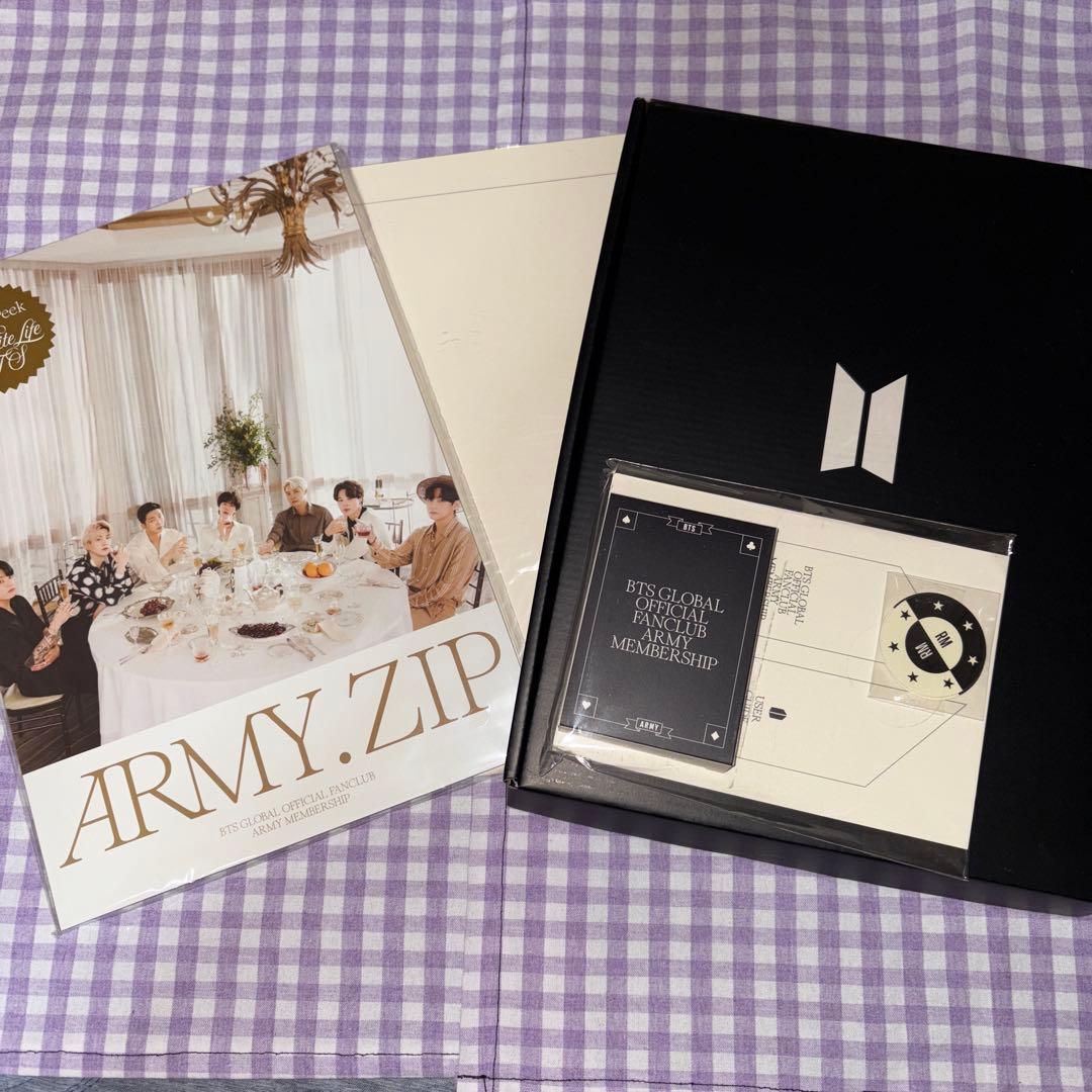 BTS ARMY MEMBERSHIP KIT
BTS ARMY MEMBERSHIP KIT