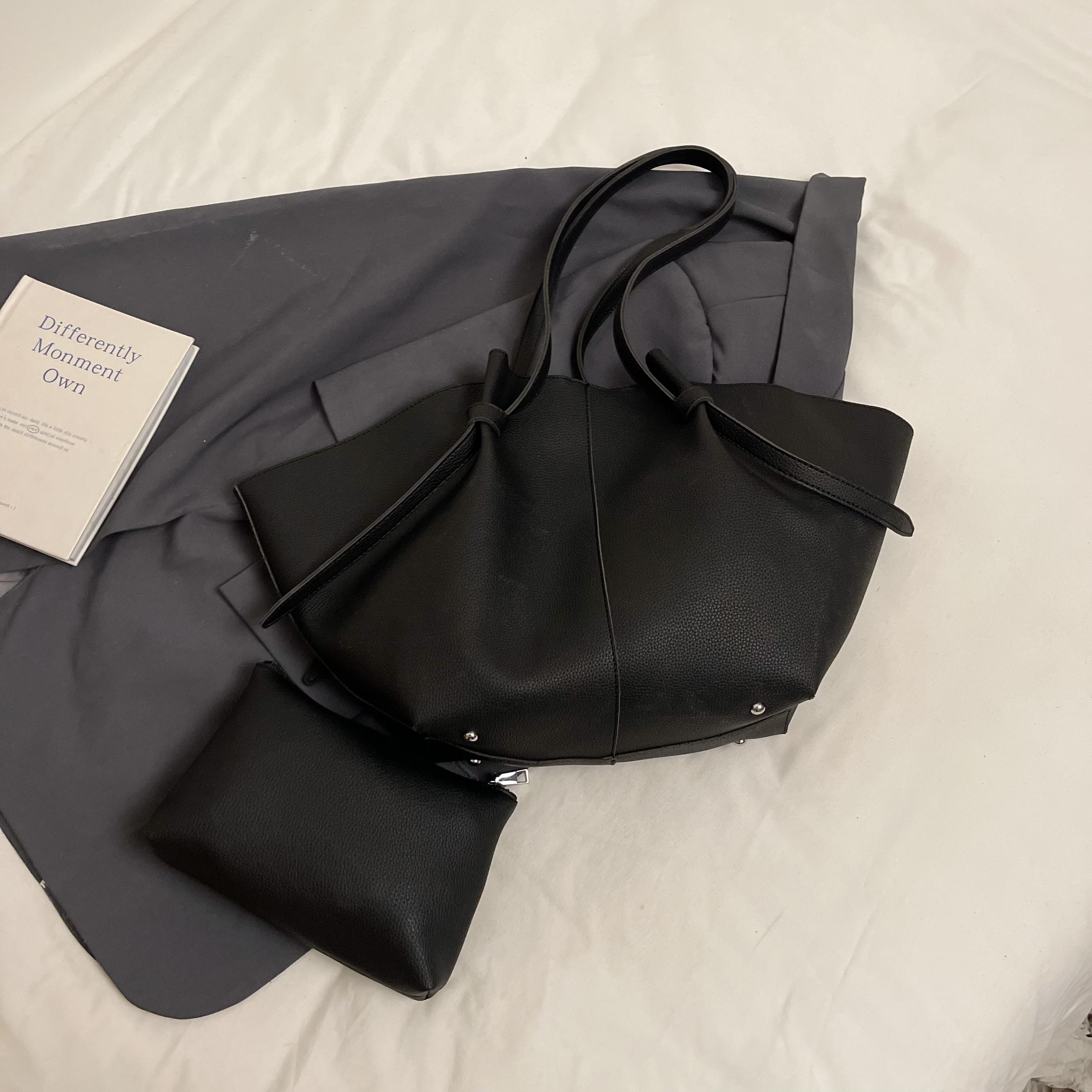 Branded Designer Shoulder Tote Bags For Women Soft PU Leather 2-IN-1 Big Capacity Shopper Tote Set Luxury Designer Handbags 53x26x10.5cm
Branded Designer Shoulder Tote Bags For Women Soft PU Leather 2-IN-1 Big Capacity Shopper Tote Set Luxury Designer Handbags 53x26x10.5cm