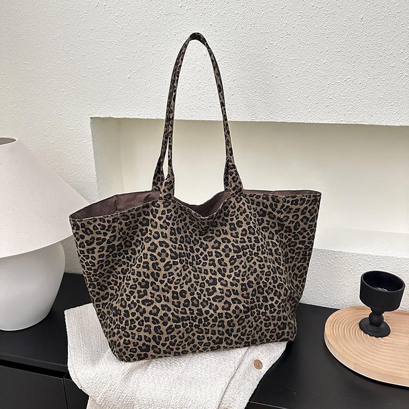 2025 Women s Fashion Single Shoulder Tote: Versatile, Casual, Large Shopping & Travel Bag 46*16*36 cm
2025 Women s Fashion Single Shoulder Tote: Versatile, Casual, Large Shopping & Travel Bag 46*16*36 cm