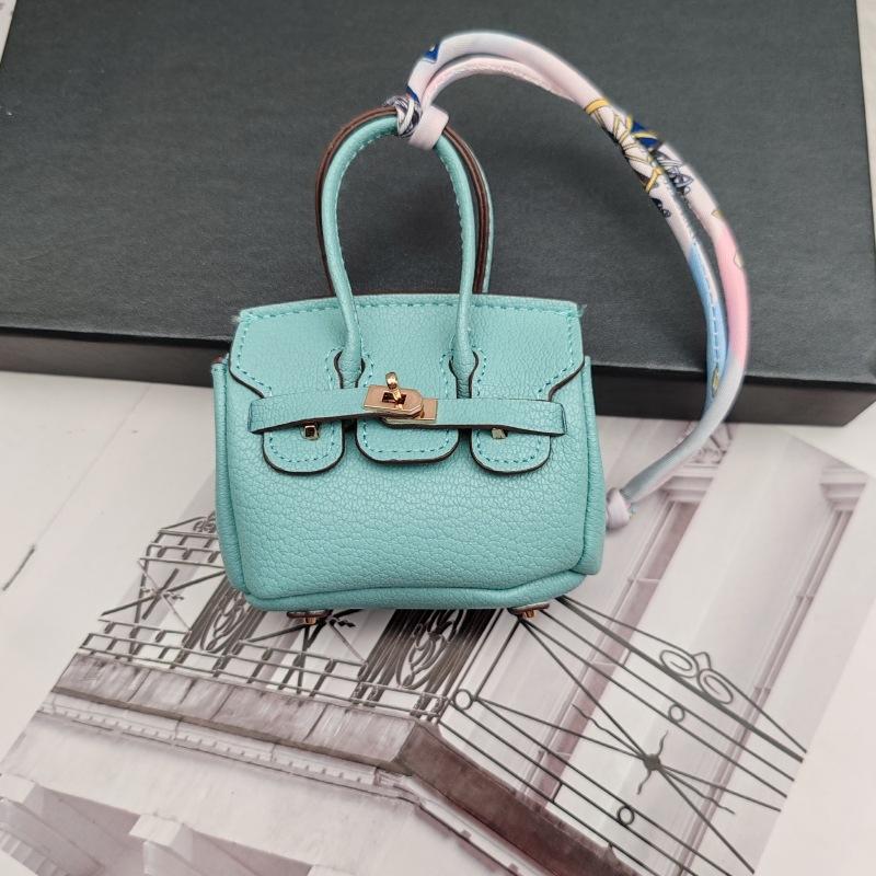 Мини-сумка из воловьей кожи нового стиля, аксессуары, высококачественный кошелек, чехол для наушников, подвеска, брелок для ключей автомобиля, расширение 8.5x4.5x11cm темно-синий
Мини-сумка из воловьей кожи нового стиля, аксессуары, высококачественный кошелек, чехол для наушников, подвеска, брелок для ключей автомобиля, расширение 8.5x4.5x11cm темно-синий