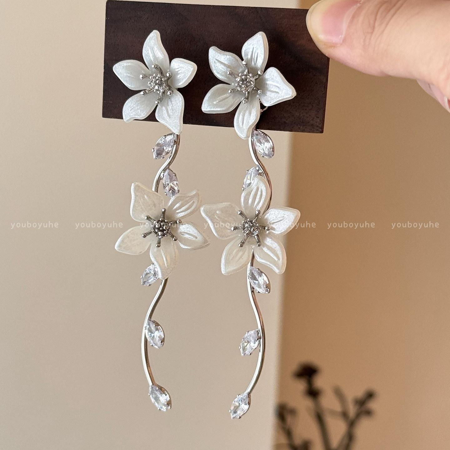Gentle wind flower zircon tassel earrings women s light luxury sense of luxury unique design exquisite stud earrings exaggerated earrings
Gentle wind flower zircon tassel earrings women s light luxury sense of luxury unique design exquisite stud earrings exaggerated earrings