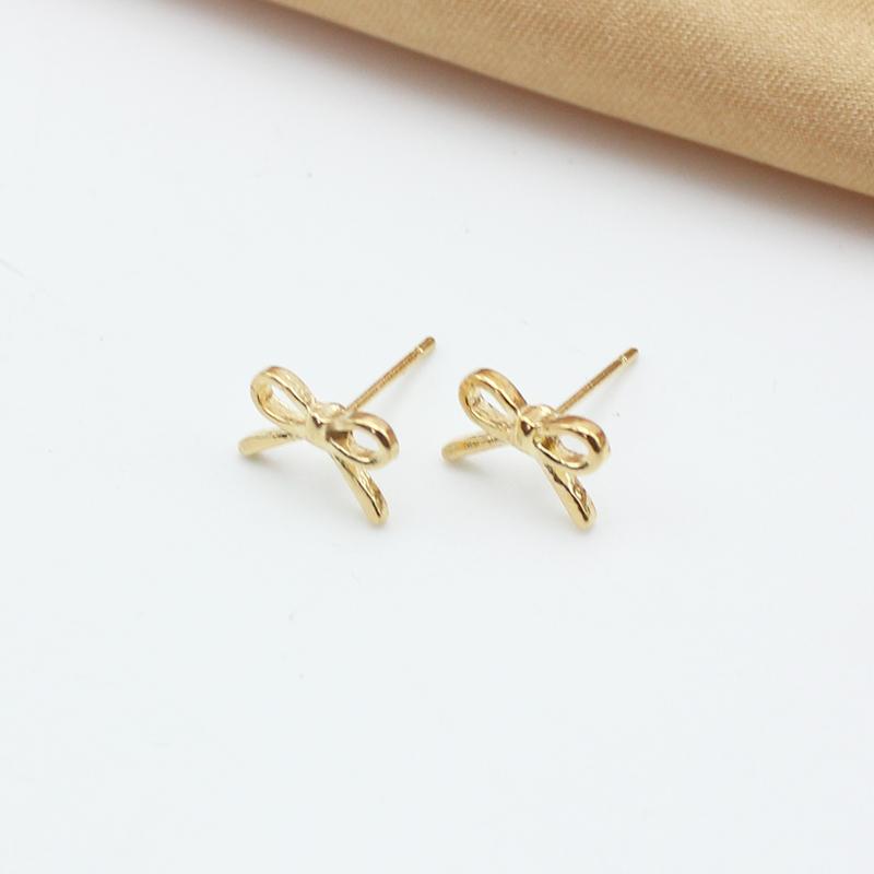 Gold Color Hollow Bowknot Stud Earring for Women Minimalist Simple Mini Brincos Wedding Alloy Ear Zircon Christmas Gift
Gold Color Hollow Bowknot Stud Earring for Women Minimalist Simple Mini Brincos Wedding Alloy Ear Zircon Christmas Gift