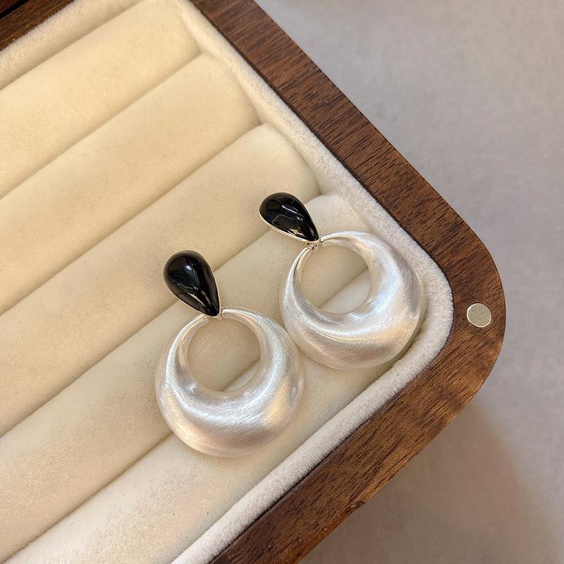 S925 sterling silver needle Hong Kong style retro exaggerated geometric earrings female personality stud earrings contrasting color advanced ear
S925 sterling silver needle Hong Kong style retro exaggerated geometric earrings female personality stud earrings contrasting color advanced ear