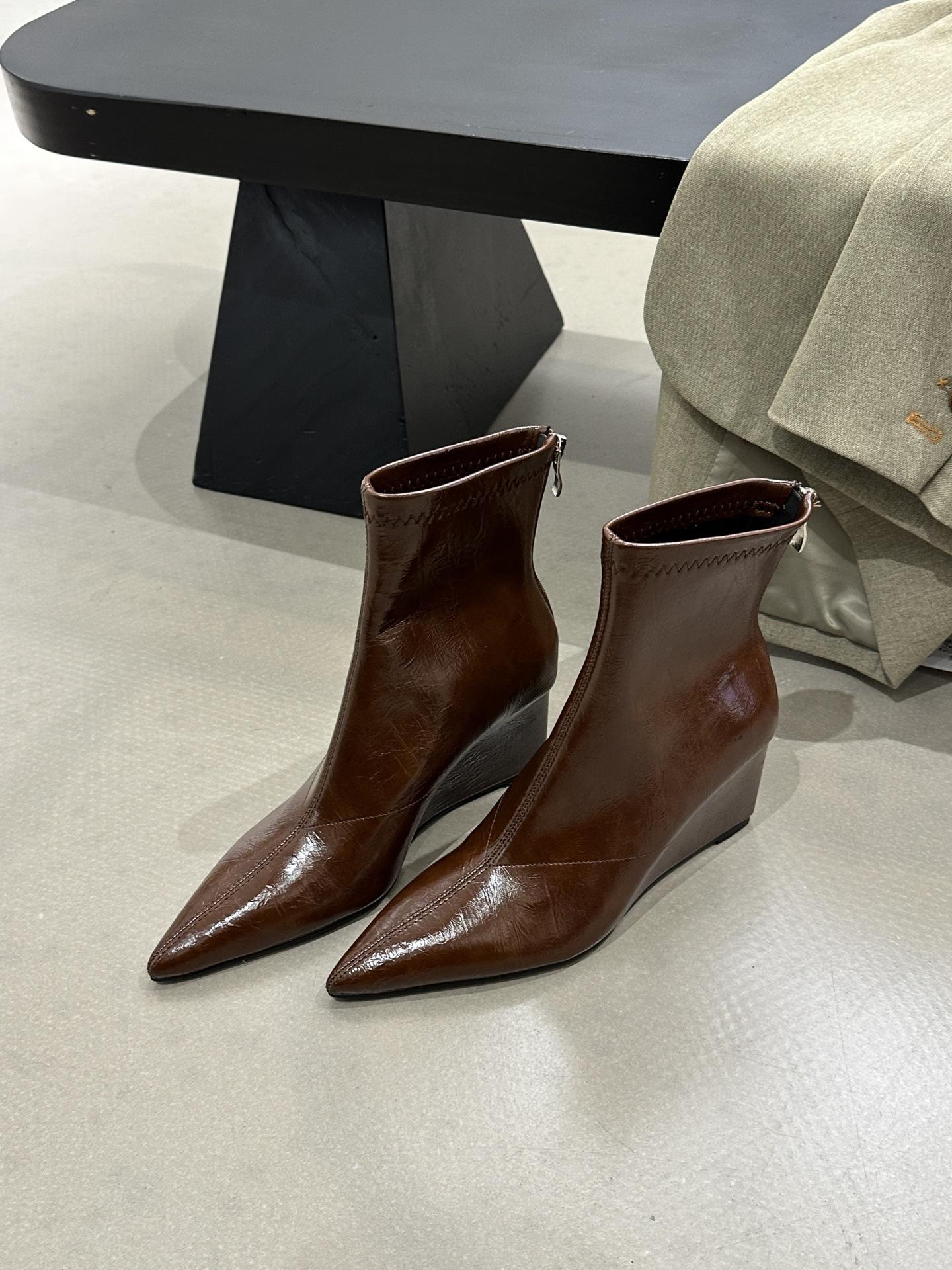 Inner heightening Martin boots women s 2025 new autumn and winter temperament thin pointed wedge heel high heel short boots rear zipper boots 39
Inner heightening Martin boots women s 2025 new autumn and winter temperament thin pointed wedge heel high heel short boots rear zipper boots 39