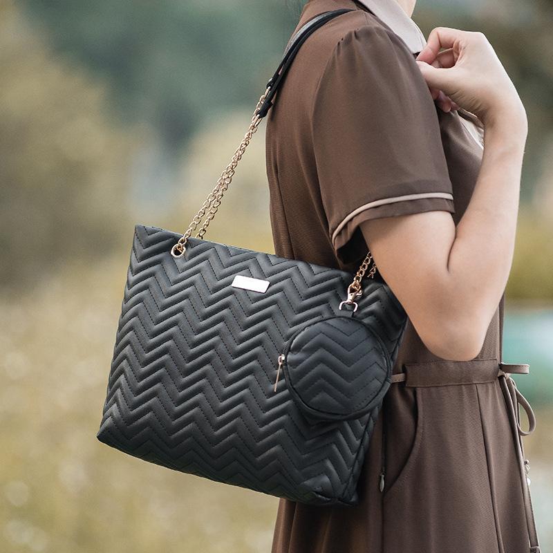Wavy Embossed Mother Tote Bag Fashion Embroidered Sequins Large Capacity Single Shoulder Handbag
Wavy Embossed Mother Tote Bag Fashion Embroidered Sequins Large Capacity Single Shoulder Handbag