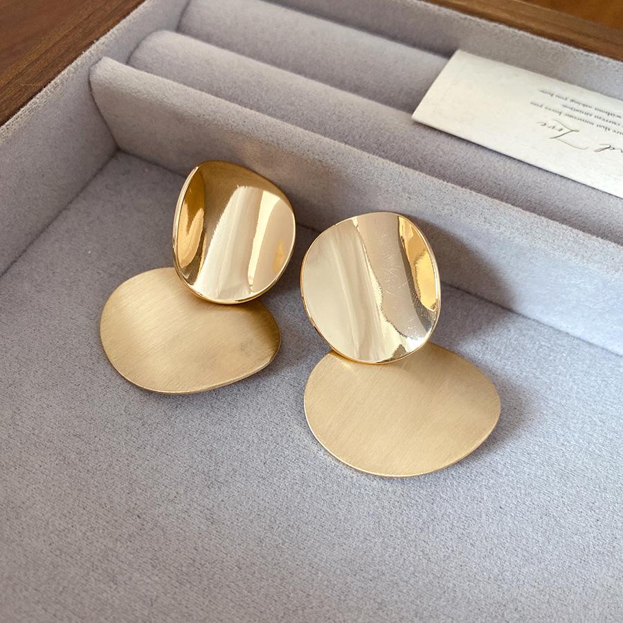 Silver needle metal round brushed stud earrings fashionable retro simple cold wind earrings light luxury high-end earrings
Silver needle metal round brushed stud earrings fashionable retro simple cold wind earrings light luxury high-end earrings