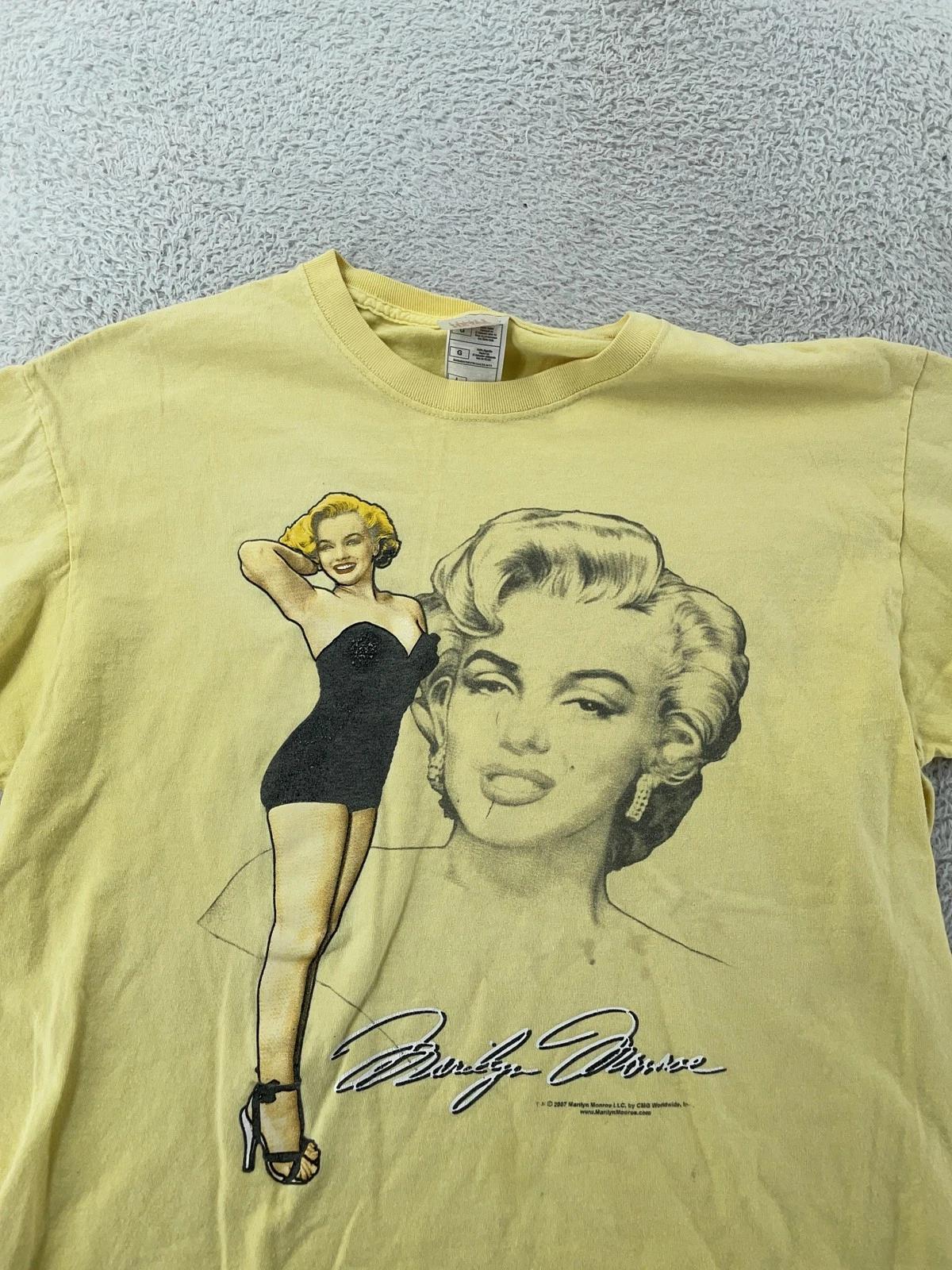 Vtg 2007 Marilyn Monroe Shirt Mens Medium Yellow Tee CMG Hollywood California M
Vtg 2007 Marilyn Monroe Shirt Mens Medium Yellow Tee CMG Hollywood California M