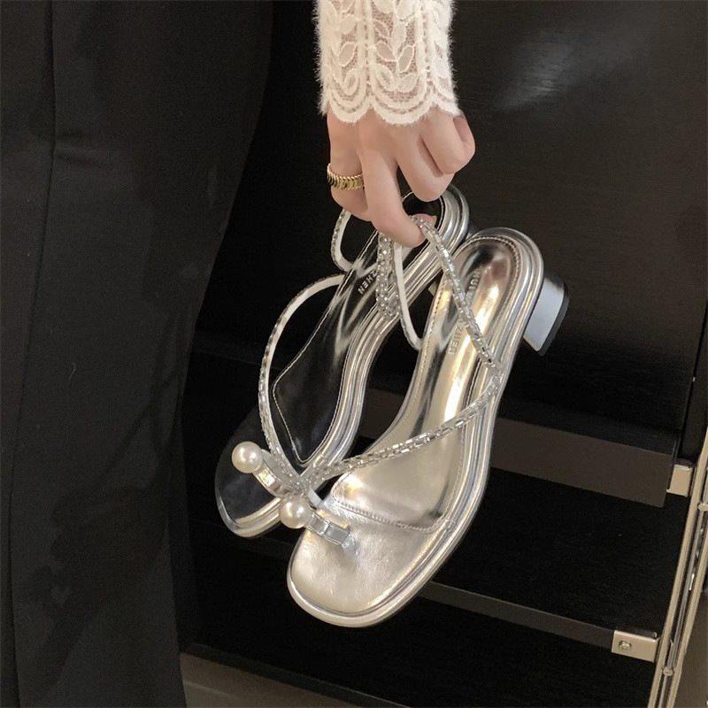 Spring And Autumn Toe Slippers Korean Version Of Simple Rhinestone Pearl Sandals Open-Toed Thick Heel Niche Black 35 серебряный
Spring And Autumn Toe Slippers Korean Version Of Simple Rhinestone Pearl Sandals Open-Toed Thick Heel Niche Black 35 серебряный