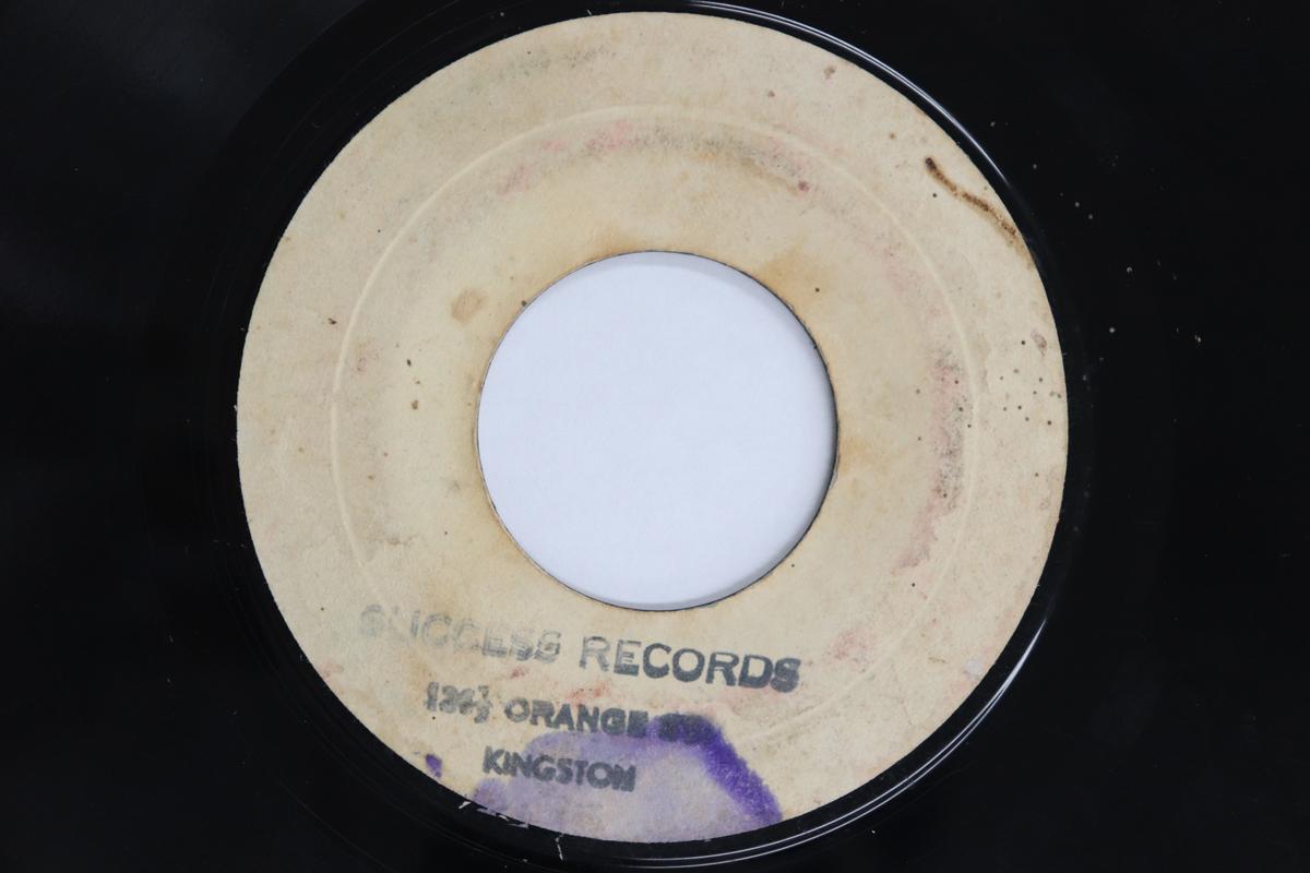 7-дюймовая пластинка ERROL DUNKLEY & U-ROY JUNIOR - Darling Ooh none Success 1972 Ямайка Регги, Ска и Даб Б/У
7-дюймовая пластинка ERROL DUNKLEY & U-ROY JUNIOR - Darling Ooh none Success 1972 Ямайка Регги, Ска и Даб Б/У