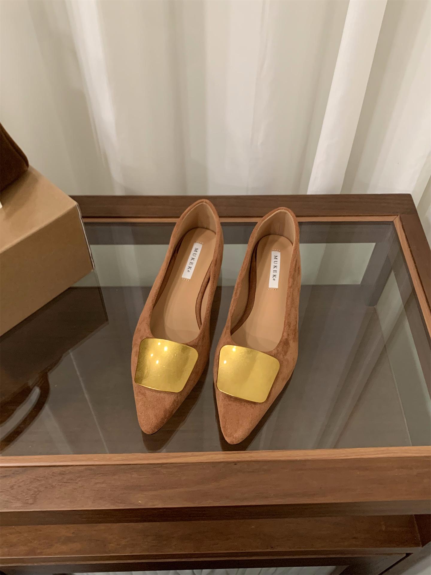 Inner height increase pointed suede red single shoes women s shoes 2025 new spring and autumn French square buckle black commuter shoes 39
Inner height increase pointed suede red single shoes women s shoes 2025 new spring and autumn French square buckle black commuter shoes 39