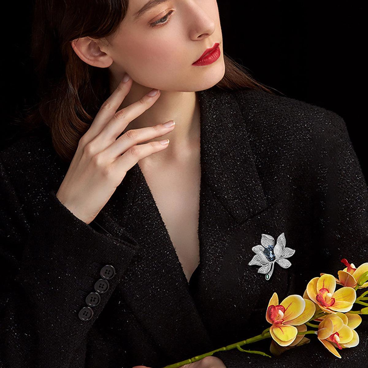 New Heavy Industry Blue Crystal Gold and Silver Petals Women s Pin Luxury and Atmospheric Crystal Breast Flower Suit Coat Accessories
New Heavy Industry Blue Crystal Gold and Silver Petals Women s Pin Luxury and Atmospheric Crystal Breast Flower Suit Coat Accessories