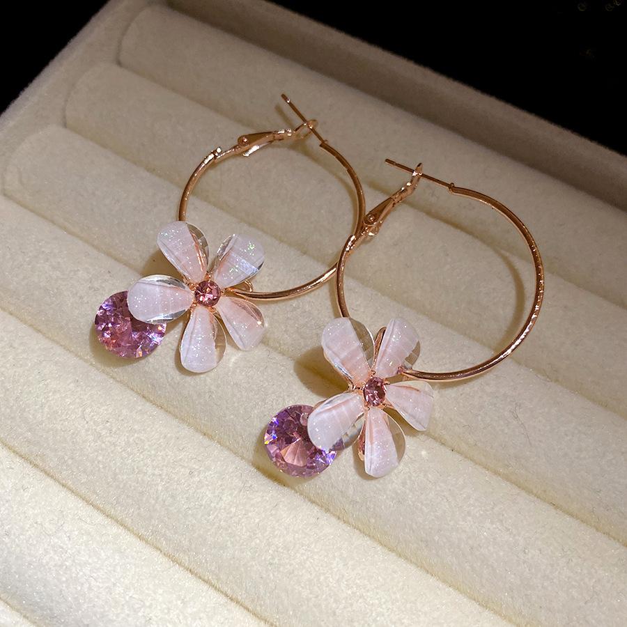 Silver needle resin flower diamond zircon pendant earrings retro sweet temperament earrings light luxury high-end earrings women
Silver needle resin flower diamond zircon pendant earrings retro sweet temperament earrings light luxury high-end earrings women