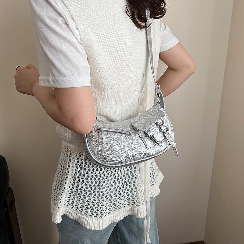 Simple locomotive style one shoulder underarm bag women s 2025 summer new lychee pattern fashion crossbody dumpling bag белый
Simple locomotive style one shoulder underarm bag women s 2025 summer new lychee pattern fashion crossbody dumpling bag белый