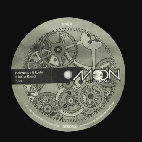 12inch Record HALCYONIC, G ROOTS, JUNIOR DREAD - Future / Future Dub; (Violinbwoy Re MS042 Moonshine 2018 UK Reggae, Ska & Dub
12inch Record HALCYONIC, G ROOTS, JUNIOR DREAD - Future / Future Dub; (Violinbwoy Re MS042 Moonshine 2018 UK Reggae, Ska & Dub