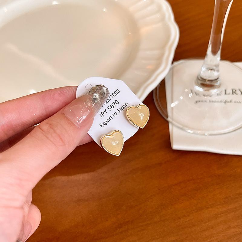 Простые темпераментные компактные изысканные серьги в форме персикового сердца для женщин 1 pair
Простые темпераментные компактные изысканные серьги в форме персикового сердца для женщин 1 pair