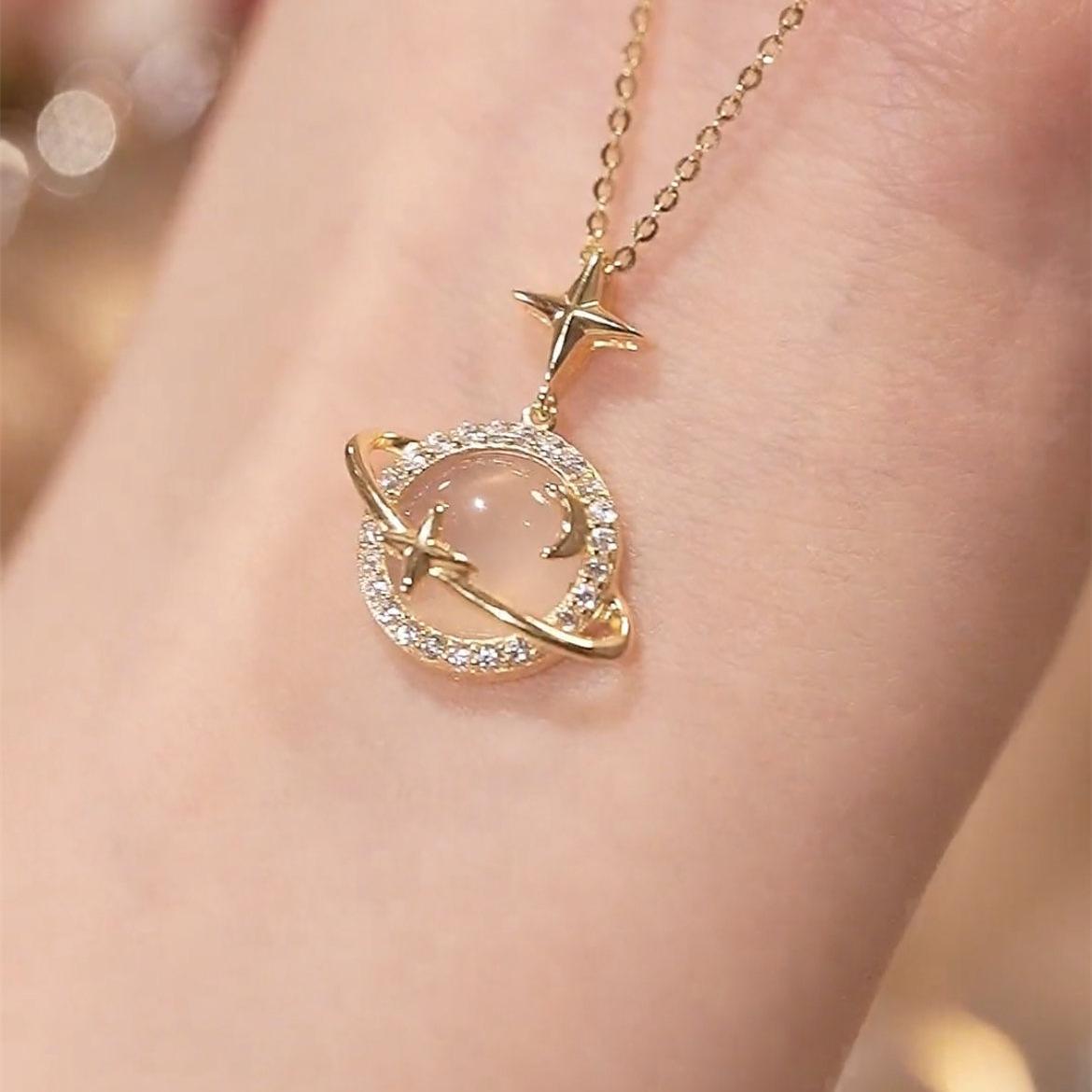 Ins Style Star Planet Moon White Chalcedony Pendant Necklace 925 Silver Chain Light Jewelry for Women 925 silver золотий
Ins Style Star Planet Moon White Chalcedony Pendant Necklace 925 Silver Chain Light Jewelry for Women 925 silver золотий