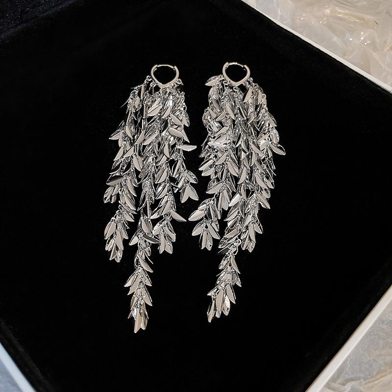 Elegant Silver Needle Leaf Tassel Earrings: Minimalist, High-End, Versatile Fashion Statement
Elegant Silver Needle Leaf Tassel Earrings: Minimalist, High-End, Versatile Fashion Statement