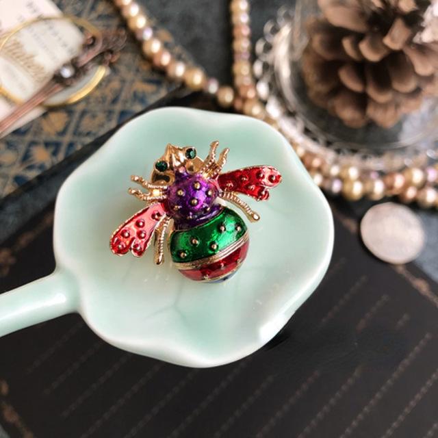 Винтажная эмалевая брошь в виде бабочки и пчелы - Модная булавка в виде насекомого с кристаллами для мужчин и женщин
Винтажная эмалевая брошь в виде бабочки и пчелы - Модная булавка в виде насекомого с кристаллами для мужчин и женщин