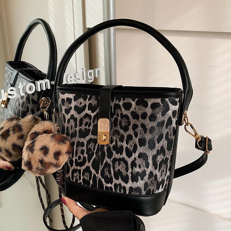 Популярные сумки для женщин на осень и зиму, новая сумка через плечо с леопардовым принтом, повседневная сумка-ведро
Популярные сумки для женщин на осень и зиму, новая сумка через плечо с леопардовым принтом, повседневная сумка-ведро