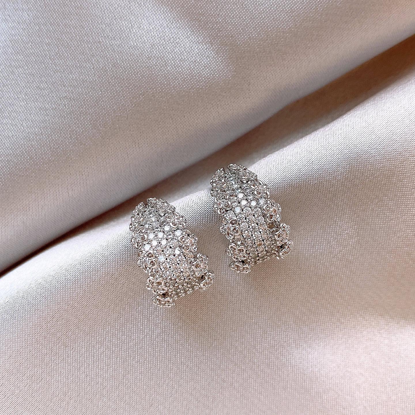 Silver Needle Diamond C-shaped Earrings Women s Elegant Fashion Unique Temperament Earrings Light Luxury High Sense Fashion Exquisite Earrings
Silver Needle Diamond C-shaped Earrings Women s Elegant Fashion Unique Temperament Earrings Light Luxury High Sense Fashion Exquisite Earrings