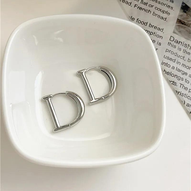 Fashion Design European and American Personality Shiny D Letter Asymmetric Earrings Sexy Party Queen Earrings for Women
Fashion Design European and American Personality Shiny D Letter Asymmetric Earrings Sexy Party Queen Earrings for Women