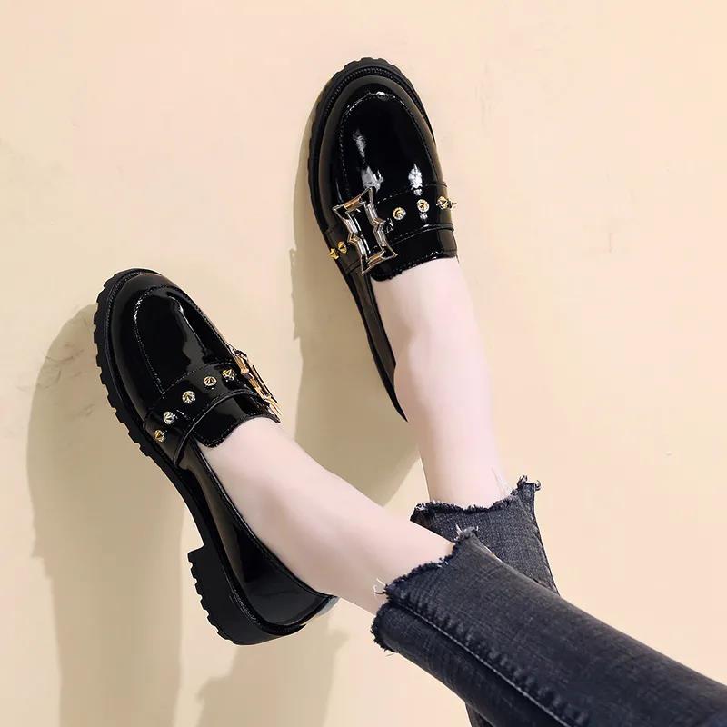 Маленькие кожаные туфли для студенток. Весенне-осенние универсальные туфли на толстом каблуке. Повседневная рабочая обувь в британском стиле. 35 чёрный
Маленькие кожаные туфли для студенток. Весенне-осенние универсальные туфли на толстом каблуке. Повседневная рабочая обувь в британском стиле. 35 чёрный