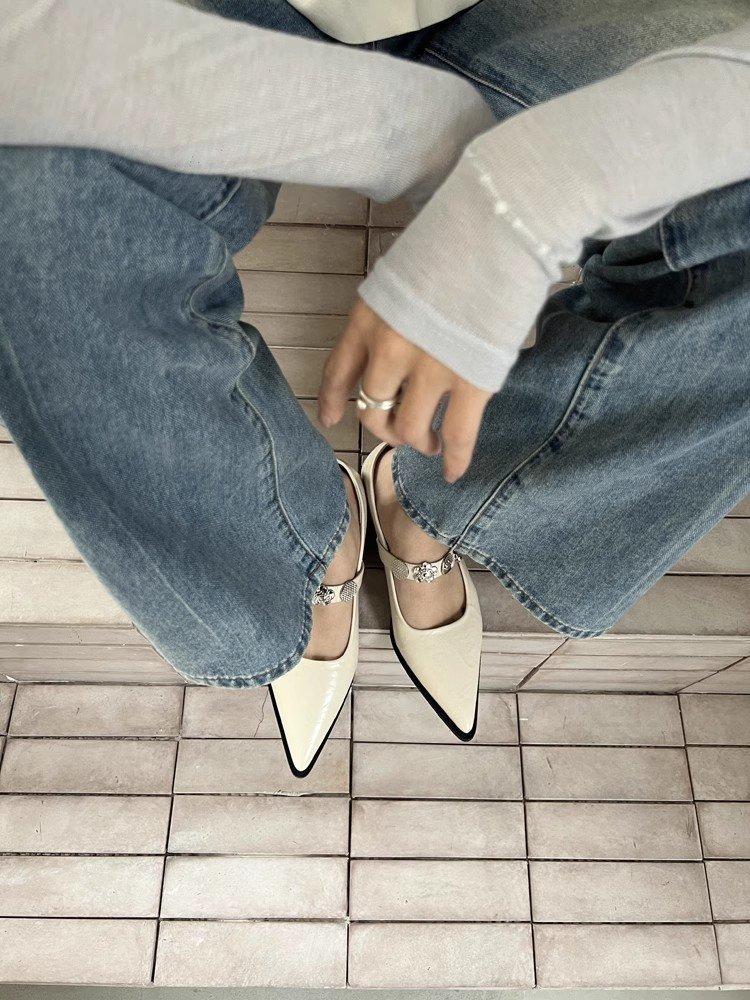 Fairy white French low-heeled shoes female pointed 2025 new spring and autumn wedding shoes niche premium pearl single shoes thick heel 39
Fairy white French low-heeled shoes female pointed 2025 new spring and autumn wedding shoes niche premium pearl single shoes thick heel 39