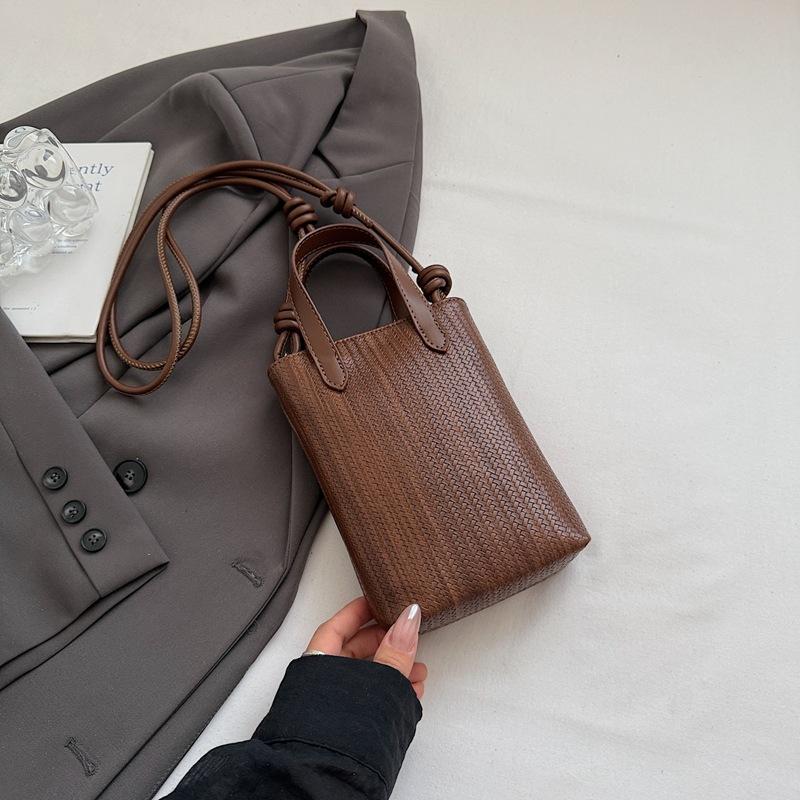 Korean niche simple and fashionable commuter bag women s 2025 autumn new foreign style mini messenger mobile phone small square bag
Korean niche simple and fashionable commuter bag women s 2025 autumn new foreign style mini messenger mobile phone small square bag
