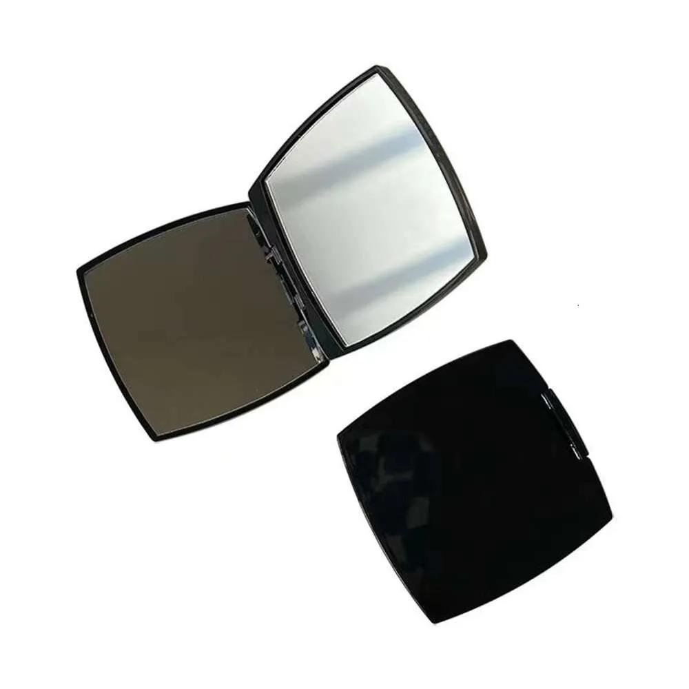 Классическое складное двустороннее портативное HD зеркало для макияжа и увеличительное зеркало с фланелевым мешочком и подарочной коробкой F010 Black
Классическое складное двустороннее портативное HD зеркало для макияжа и увеличительное зеркало с фланелевым мешочком и подарочной коробкой F010 Black