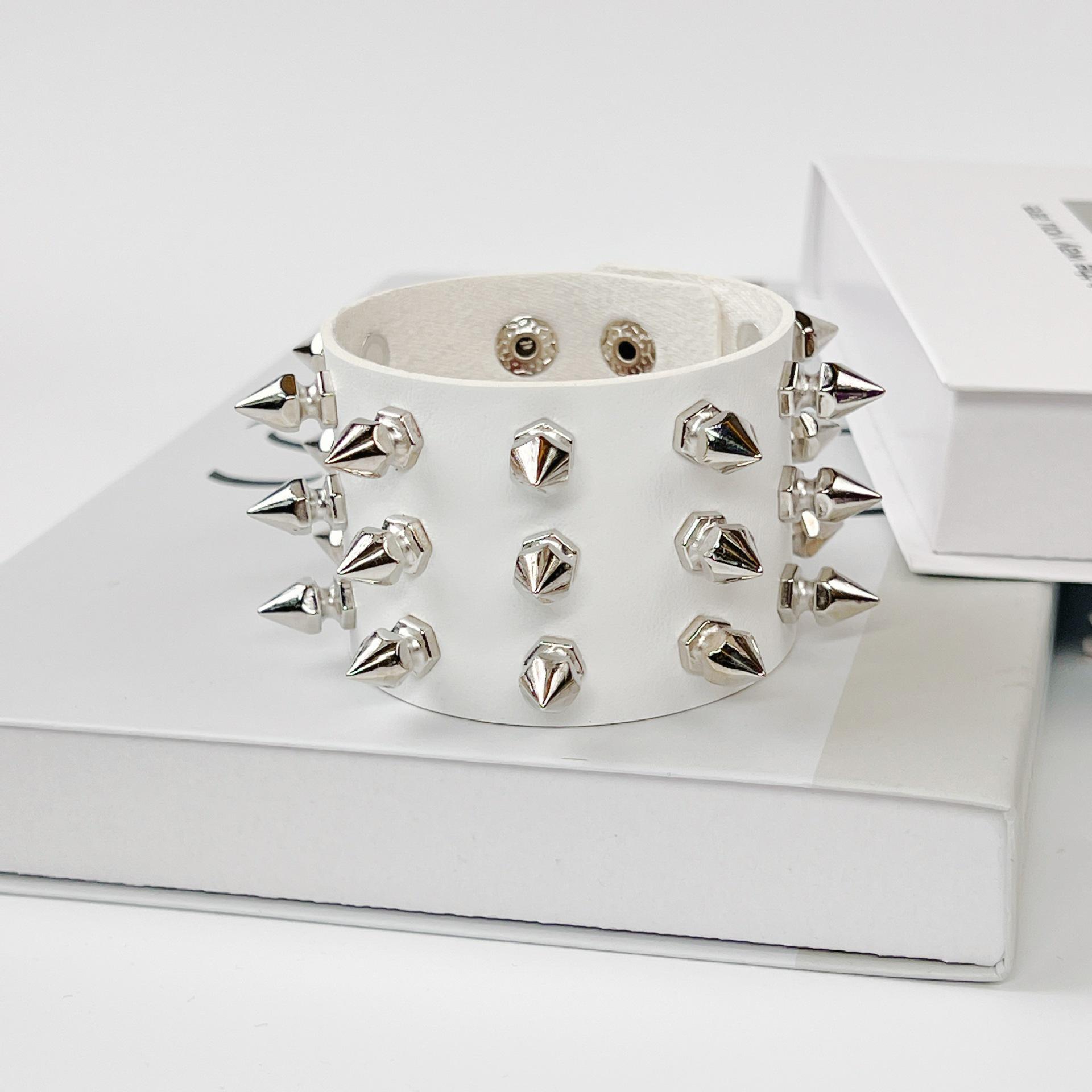 European American Punk Style Spike Rivet Gothic Leather Bracelet білий
European American Punk Style Spike Rivet Gothic Leather Bracelet білий