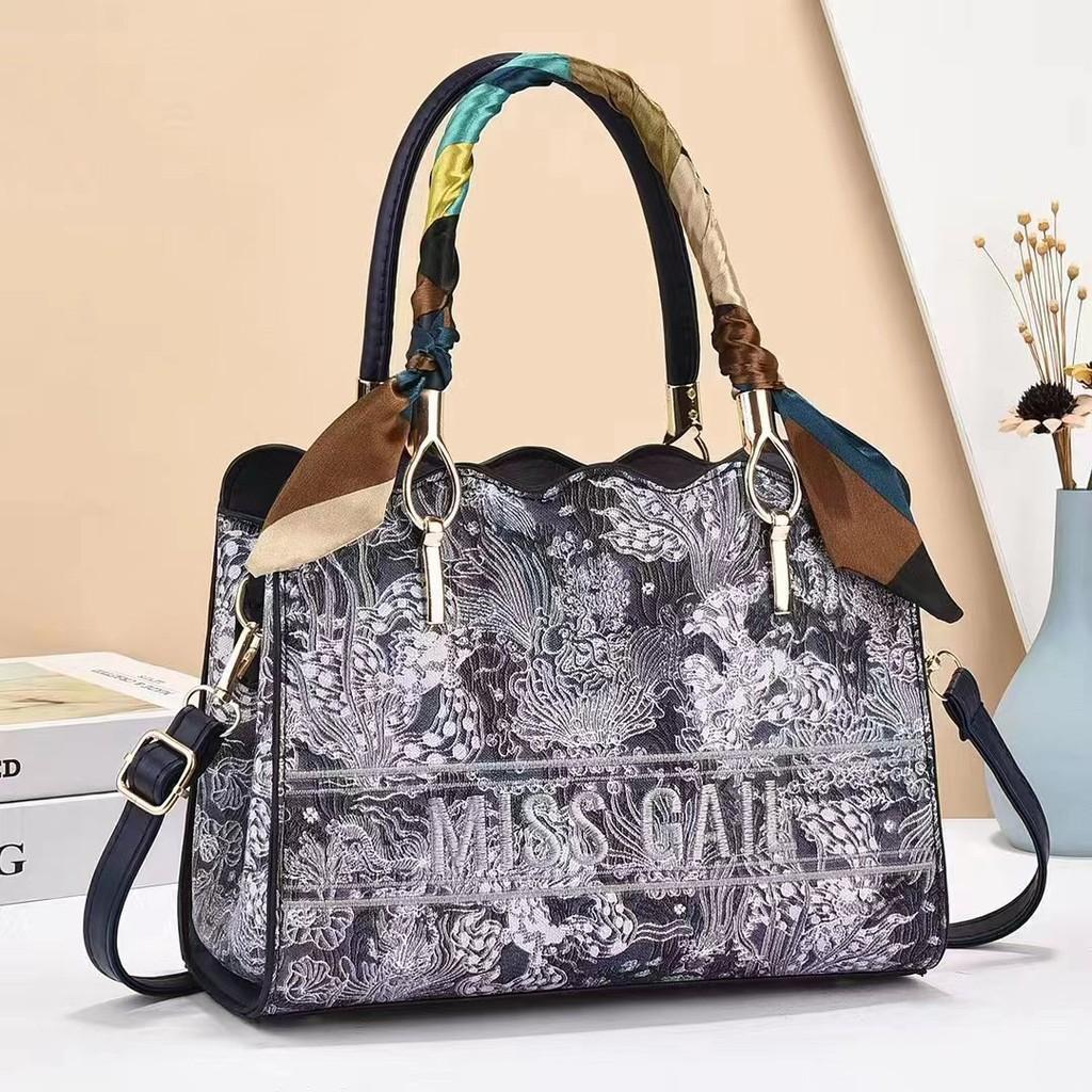 Chic Pink Floral Tote Bag For Women Spacious High-end Pu Leather Shoulder Handbag темно-синього кольору
Chic Pink Floral Tote Bag For Women Spacious High-end Pu Leather Shoulder Handbag темно-синього кольору