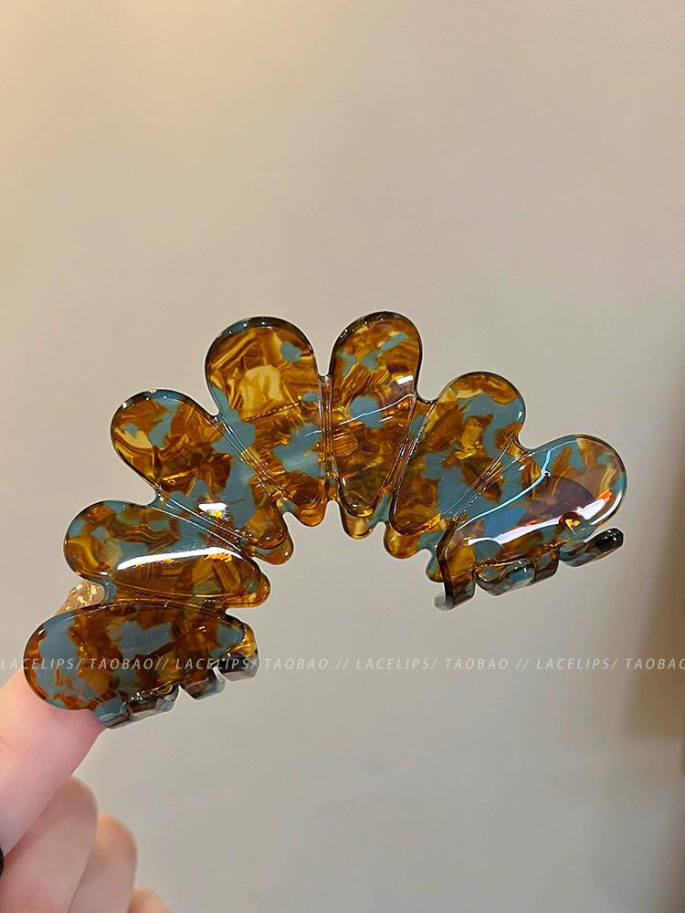 Korean petal grab clip back head high-end disc hair summer shark clip headdress
Korean petal grab clip back head high-end disc hair summer shark clip headdress