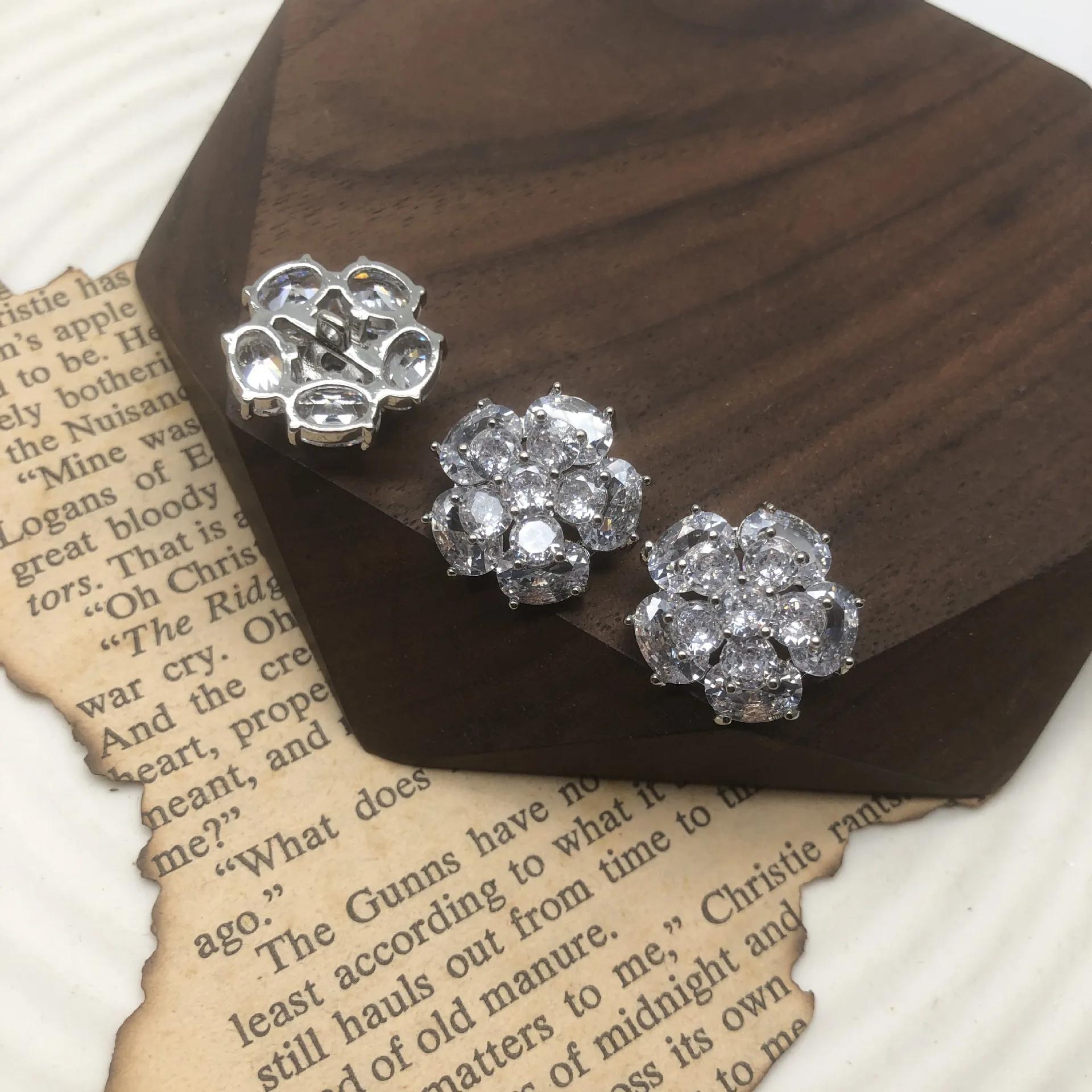 5pc/lot Luxury crystal buttons Cubic zirconia button for clothes Decorative CZ sewing rhinestone buttons for cashmere cardigan 27L 17.0 MM срібний
5pc/lot Luxury crystal buttons Cubic zirconia button for clothes Decorative CZ sewing rhinestone buttons for cashmere cardigan 27L 17.0 MM срібний