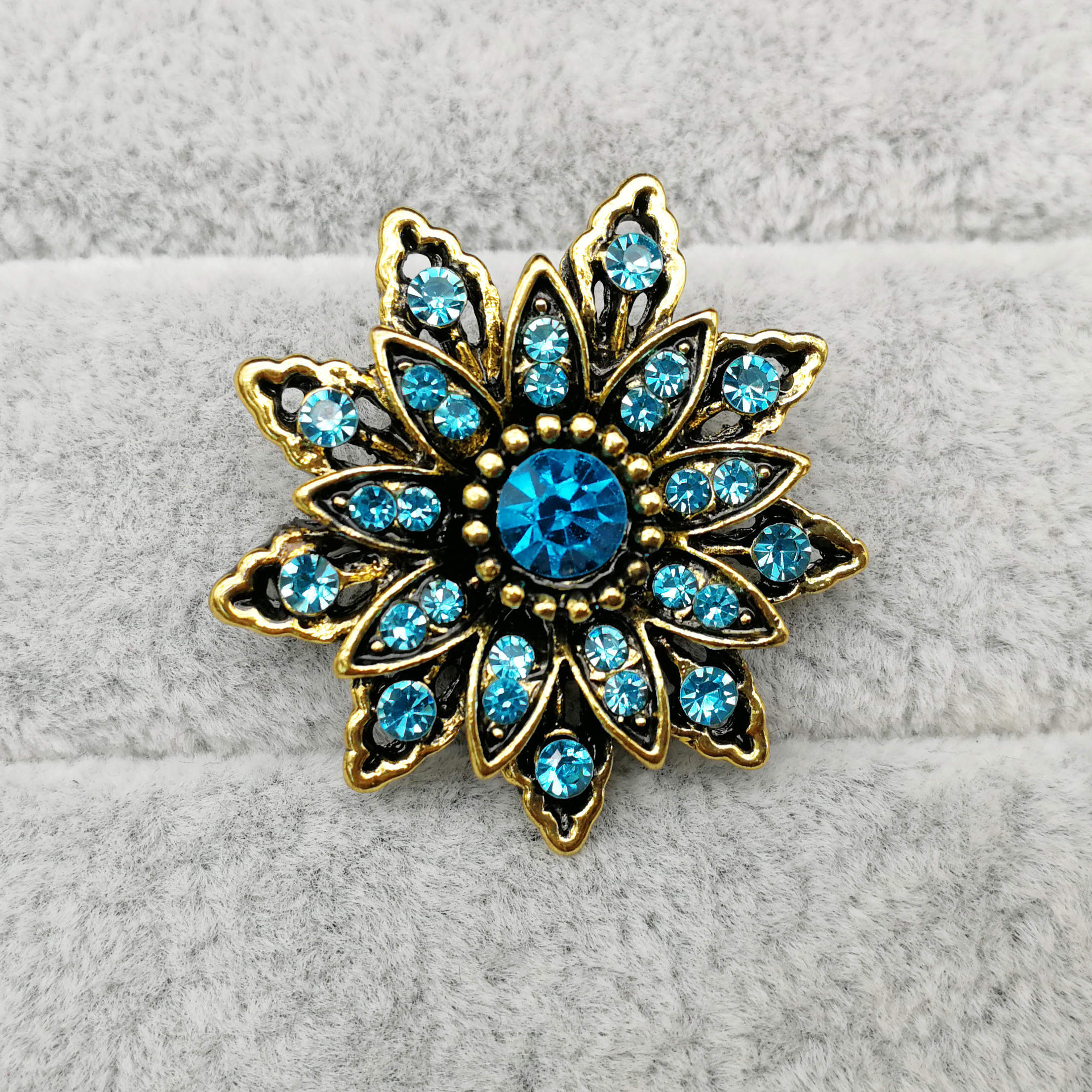 Antique Gold Color Plated Crystal Rhinestones Flower Pins and Brooches for Women Party Bouquet Bijoux Pins Clothing Accessories
Antique Gold Color Plated Crystal Rhinestones Flower Pins and Brooches for Women Party Bouquet Bijoux Pins Clothing Accessories