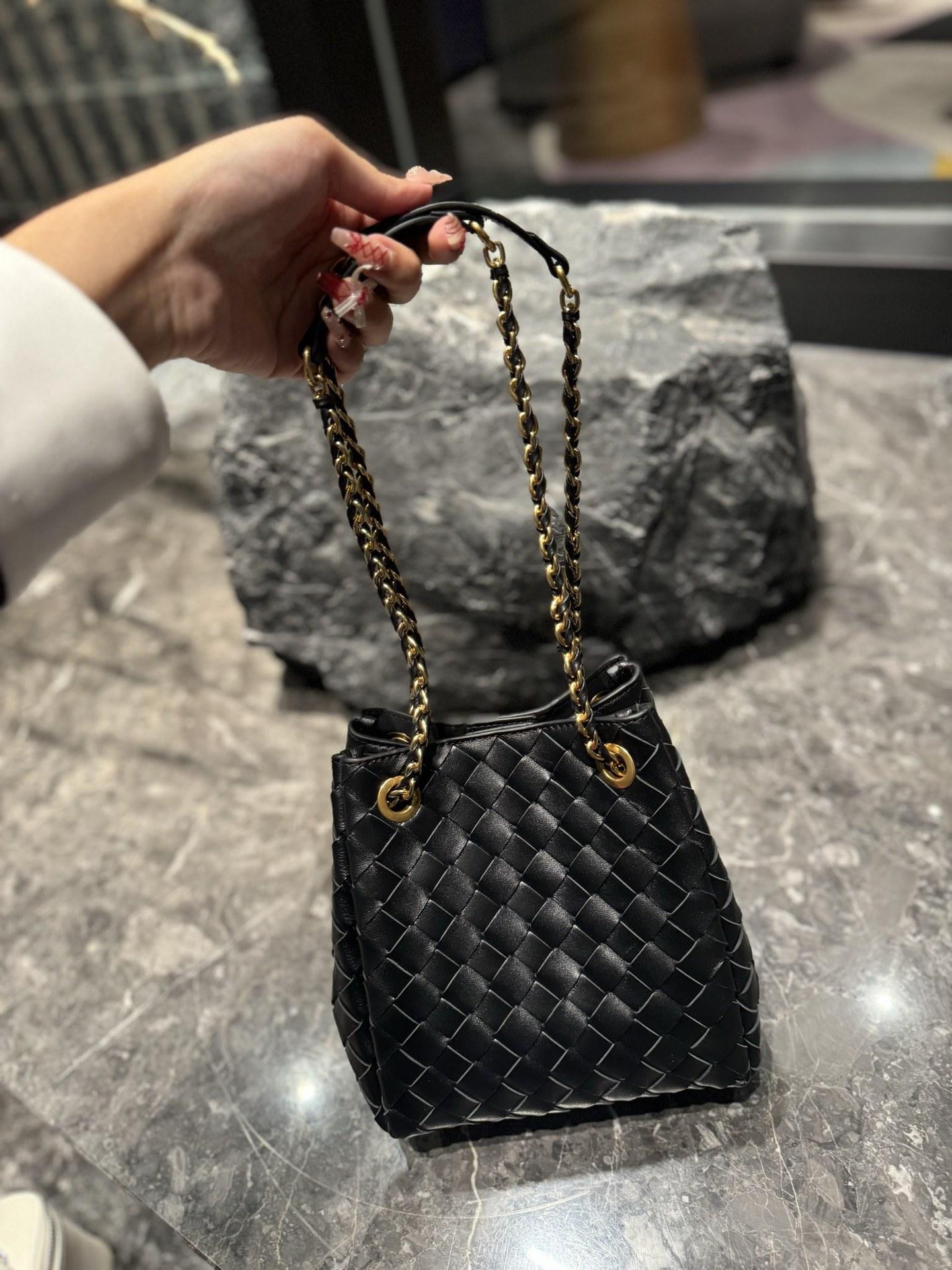 2025 Новый Head Layer Sheepskin Chain Handheld Parachute Bag Универсальная плетеная сумка Премиум одно плечо Диагональная сумка-ведро 20x13x20cm чёрный
2025 Новый Head Layer Sheepskin Chain Handheld Parachute Bag Универсальная плетеная сумка Премиум одно плечо Диагональная сумка-ведро 20x13x20cm чёрный