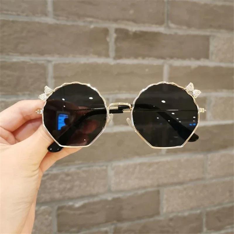 New Fashion Children s Sunglasses Boys and Girls Anti-UV Sun Glasses Baby Cute Bow Little Girl Shell Glasses Metal Frame Eyewear
New Fashion Children s Sunglasses Boys and Girls Anti-UV Sun Glasses Baby Cute Bow Little Girl Shell Glasses Metal Frame Eyewear