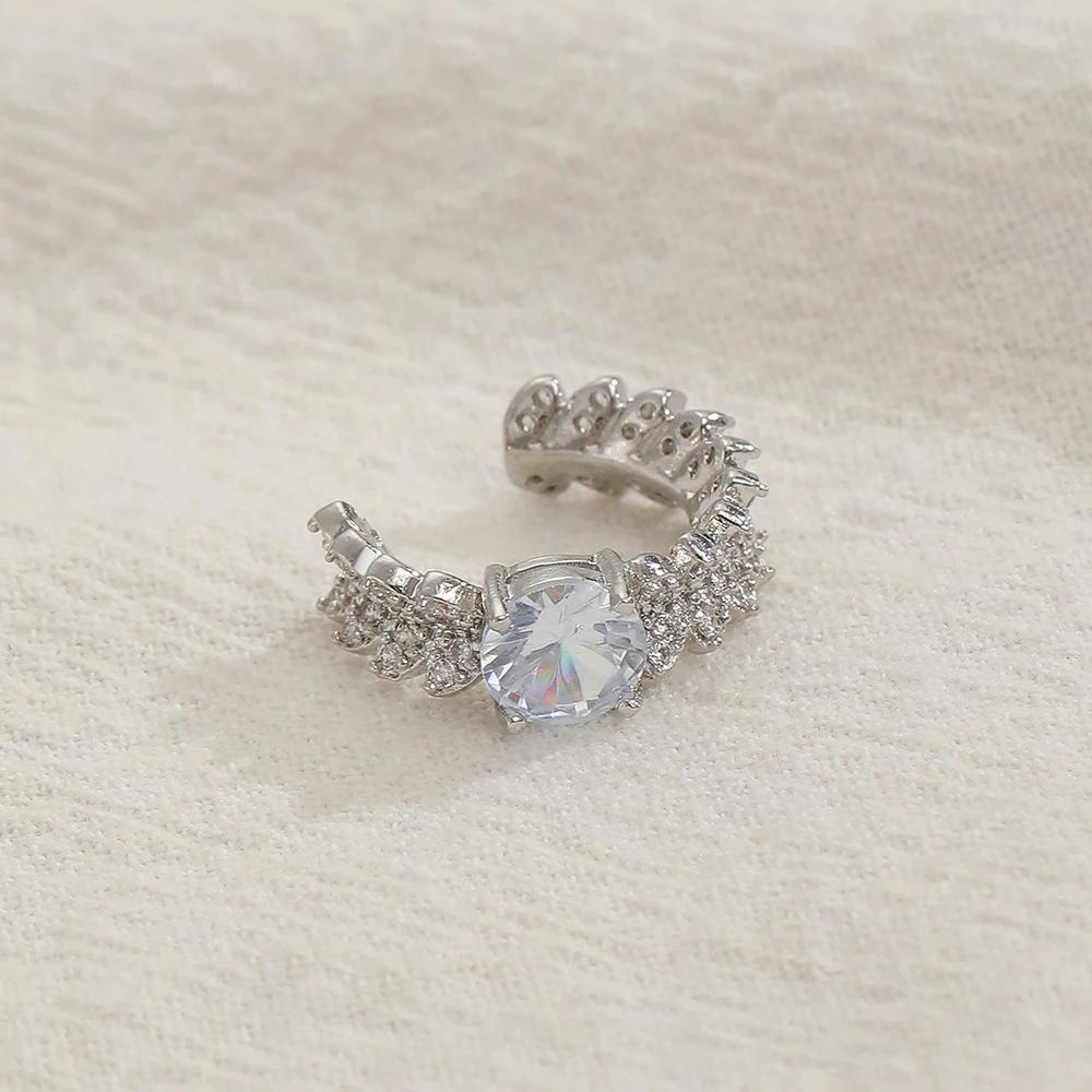 Copper Crystal Leaves Earrings Clip for Women Shiny Round Zircon Ear Clip Personality C-Shaped Earcuff Fake Piercing Jewelry
Copper Crystal Leaves Earrings Clip for Women Shiny Round Zircon Ear Clip Personality C-Shaped Earcuff Fake Piercing Jewelry