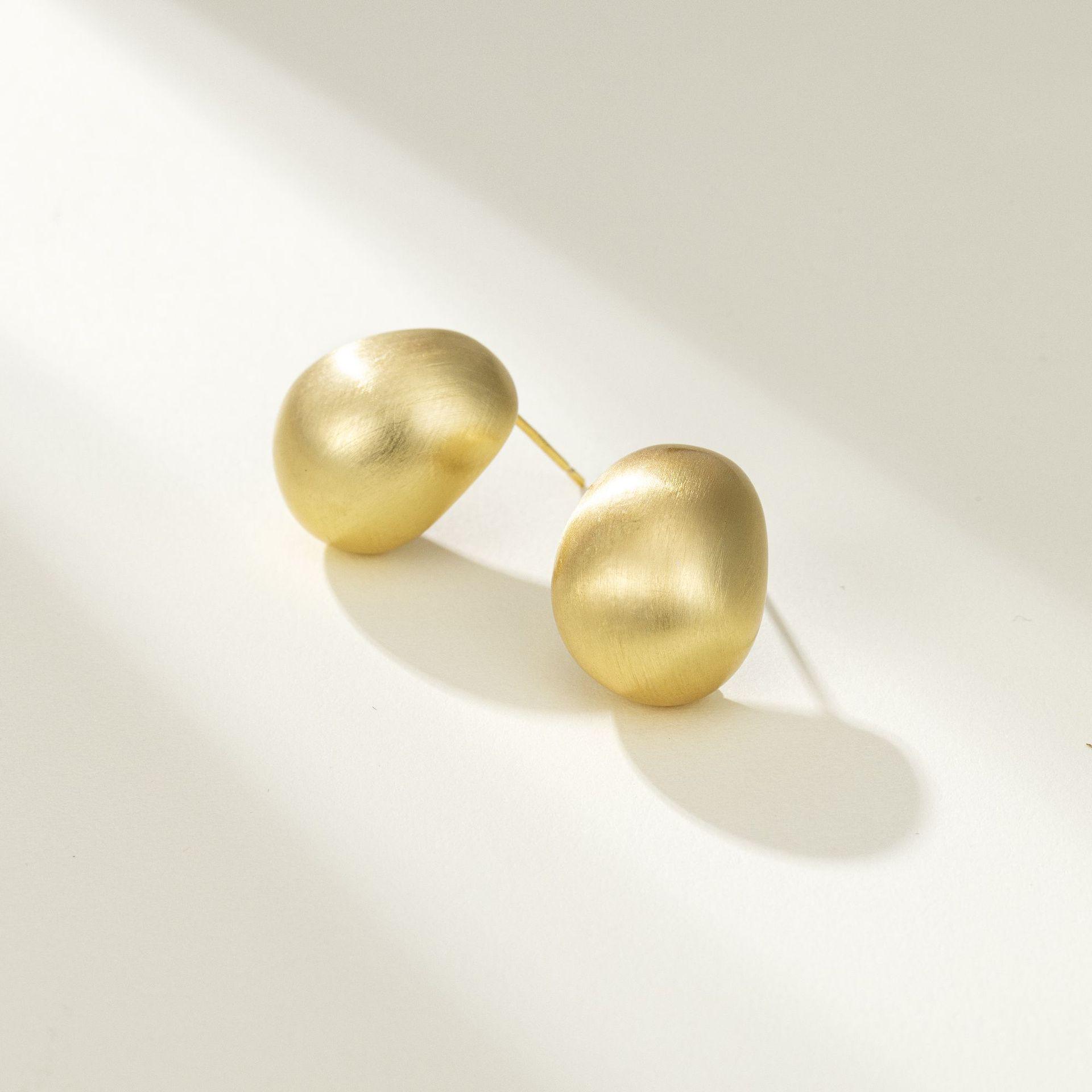 Элегантные французские ретро-серьги-полукруглые шарики для женщин — высококачественный, модный и универсальный дизайн.
Элегантные французские ретро-серьги-полукруглые шарики для женщин — высококачественный, модный и универсальный дизайн.