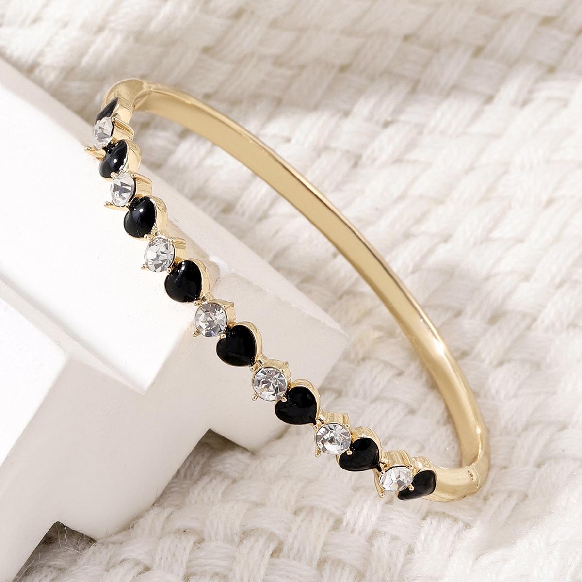 European-American Retro Enamel Bracelet with Rhinestones & Colorful Hearts - Versatile High-End Jewelry
European-American Retro Enamel Bracelet with Rhinestones & Colorful Hearts - Versatile High-End Jewelry